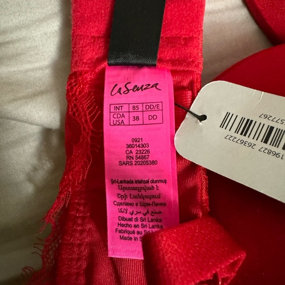 Red Bra - Picture 3 of 5